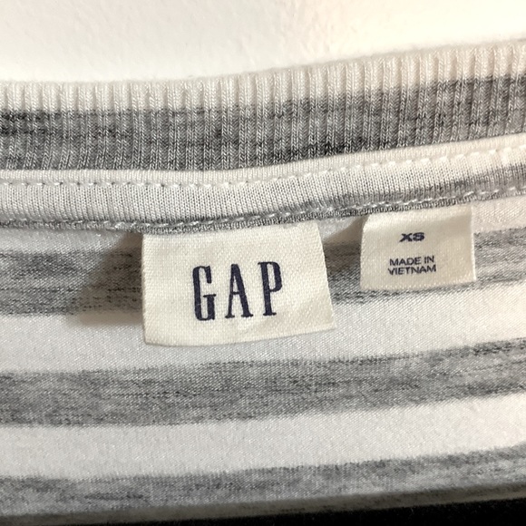 Gap Women’s X-Small Grey/White Striped Loose Fit T-Shirt - Picture 2 of 7